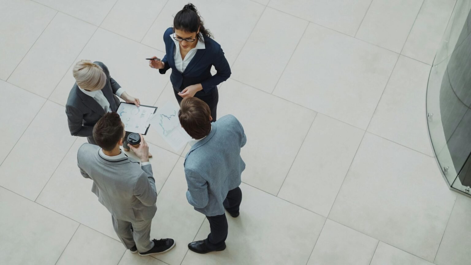 Equipo empresarial colaborando durante una capacitación de inglés