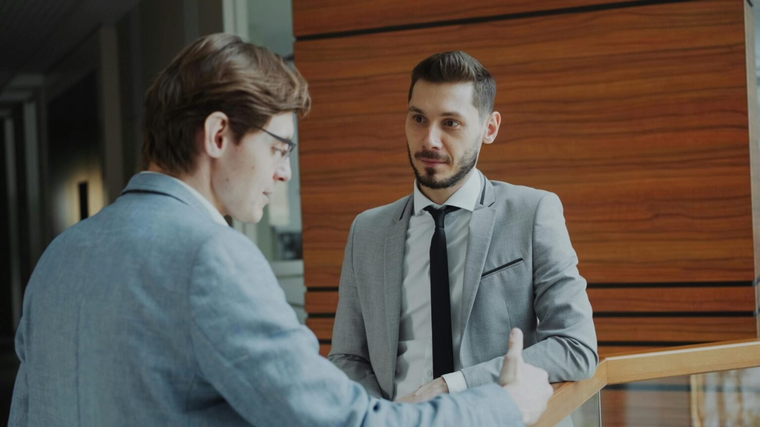 Profesionales conversando con seguridad en un entorno laboral