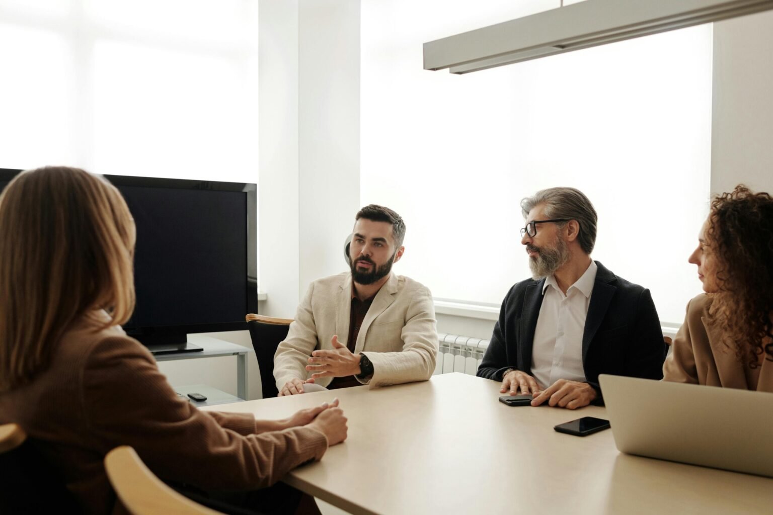 Profesionales comunicándose en una reunión empresarial